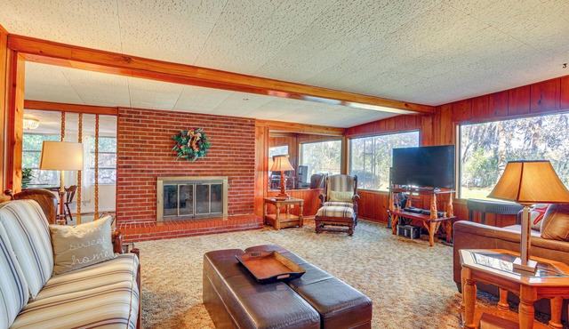 6 Mi to Manatee Springs! Family Riverfront Getaway