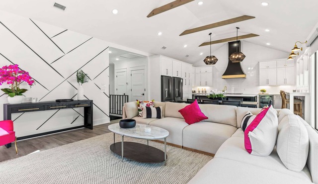 8 Bdrm | Private Pool | 5 minute walk to beach