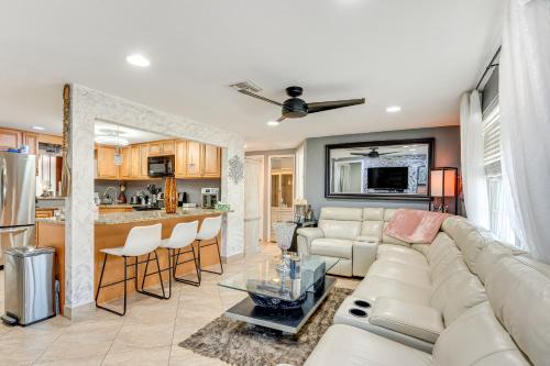 8 Mi to Sunset Beach: Home w/Large Patio + Pool!