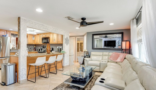 8 Mi to Sunset Beach: Home w/Large Patio + Pool!