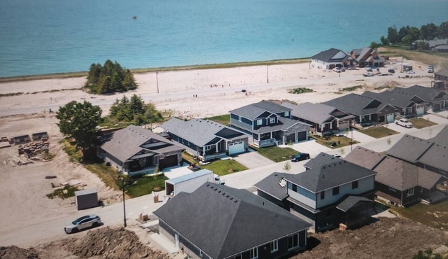 8 Minutes to Huron Sand Beaches. Prettiest Town Goderich