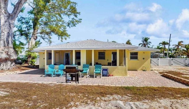 Adorable beachfront villa rental in a great location with Gulf access right outside