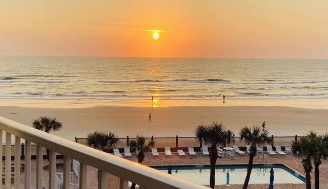 Amazing Top Floor Ocean View King Bed in Daytona!