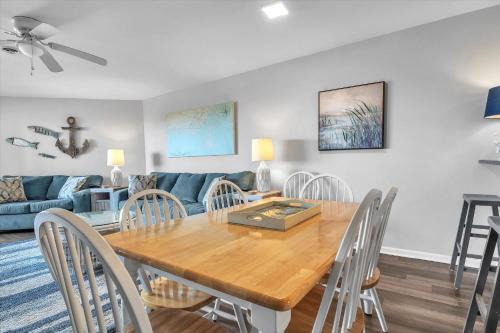 Anchors Down by Oak Island Accommodations