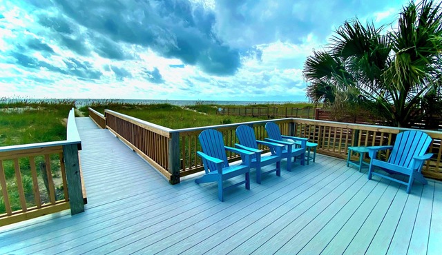 AUG 8-15, 15-22 ON SALE! OCEANFRONT 3BR HOUSE, Private BEACH ACCESS, HUGE DECK!
