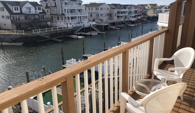 Bay Front with Boat Slip & Pet Friendly! Stunning sunset views!