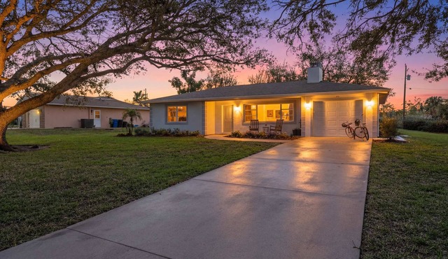 Baycrest Bungalow | Walk to Beaches & Shops on Venice Island