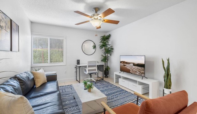 Bayshore Bliss | King Suite + Pool & Gym