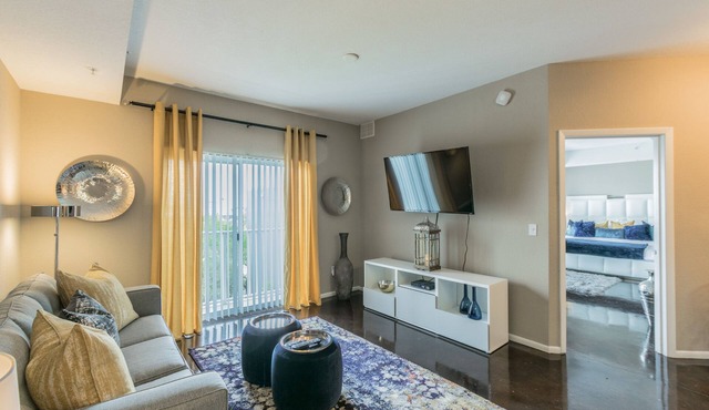 BC-522: Channelside Luxury Apartment