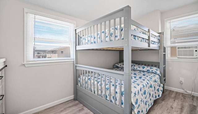 Beach Getaway + Parking + 2 blocks to Beach!