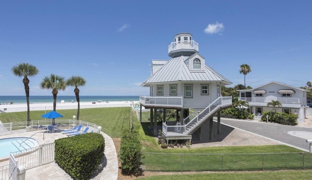Beachfront Iconic Lighthouse- Perfect Family Vacation!