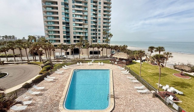 BEACHFRONT PARADISE-WALK TO SAND KEY BEACH/HEATED POOL/BBQ/CLUBHOUSE/PARK/SHOPS!