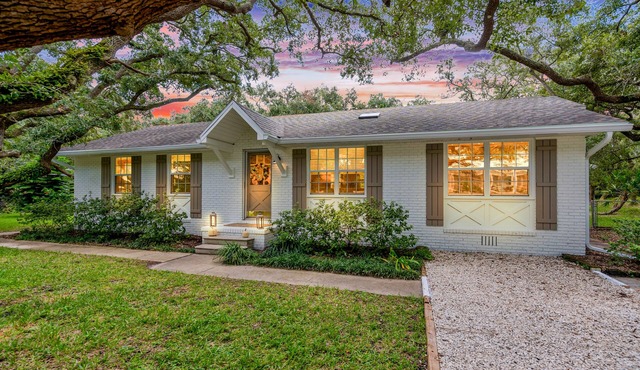 Beachie Cottage with luxury Spa, steps to the beach.