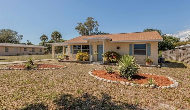 Beachwalk Bungalow on Venice Island - in-ground pool plus beach just steps away!