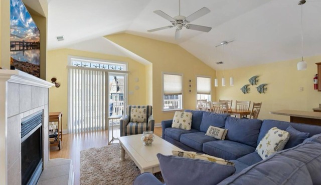 Beautiful, 3 bed, 2 bath, Cozy Condo just minutes from Boardwalk & Beach Access!