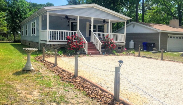 Beautiful Beach Getaway! Walk to Beach! Sleeps 6.