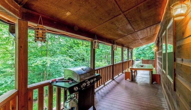 Beautiful dog-friendly mountain house w/new private hot tub, firepit, WiFi, deck