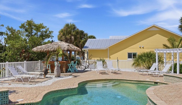 Beautiful GROUND LEVEL Pool home, totally renovated .PET FRIENDLY!