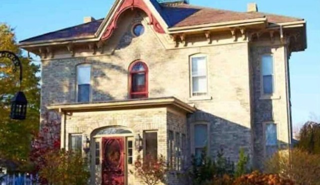 Beautiful Heritage Home With Pool