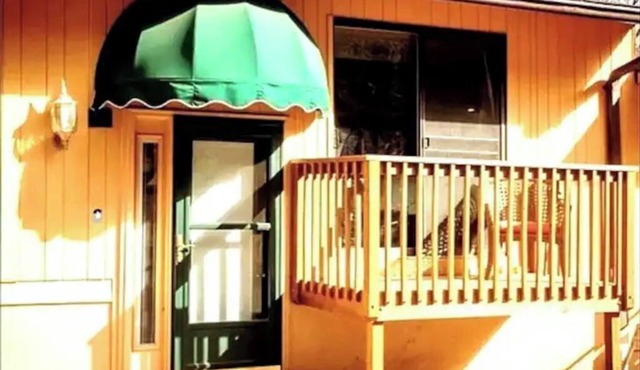 Beech Mountain Townhome 3/2, Heated pool, Hot tub, hiking, 0.5 mil to Ski slopes in Beech Mountain