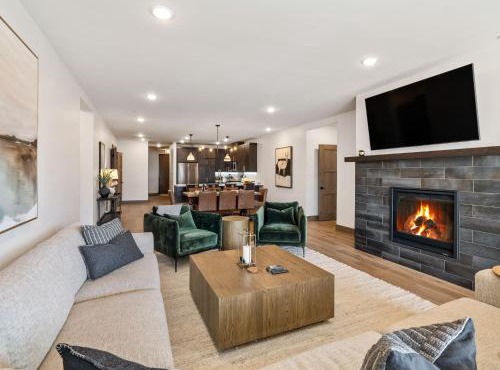 Big Sky Base Camp Fireplace Views & Hot Tub