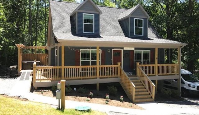 Bluebird Hideaway: 1 Private Acre, Hot Tub, & Pets Allowed!