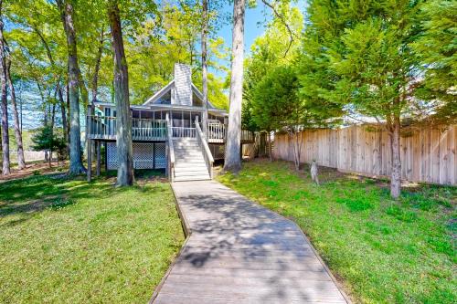 Boat Dock & Waterfront Fire Pit: Lake Sinclair Gem