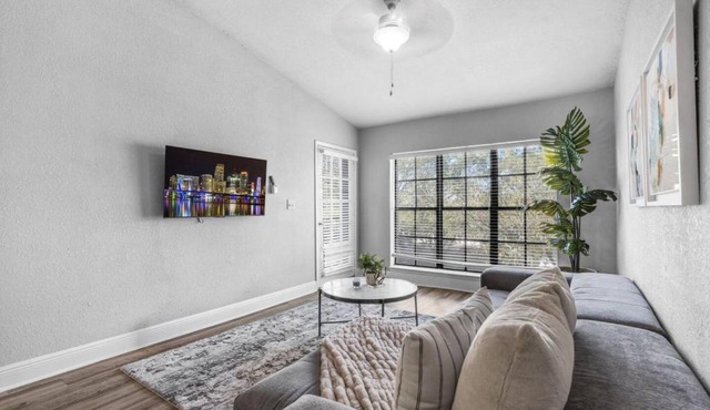 Bright 2 BR FLL Gem with Balcony and Free Parking