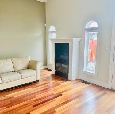 Bright Upper Suite 2BR with Workspace Niagara Falls