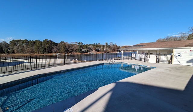 C-68 Tiny Lakeside Retreat Sleeps 8, 1 BR w/Loft