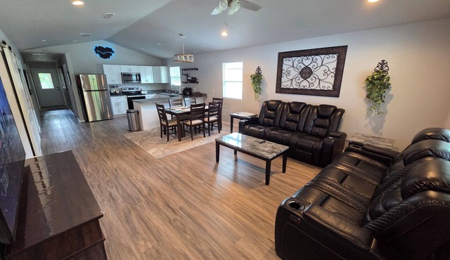 Cave Howse! Your Downtown getaway to the Springs