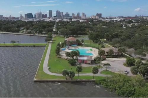 Channel Side, Down Town Tampa ,Ybor Palmetto Beach, Hot tub, with pickle ball court