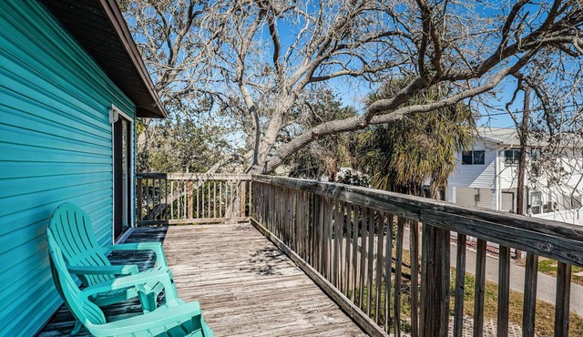 Charming 2 bedroom Beach suite with large private deck