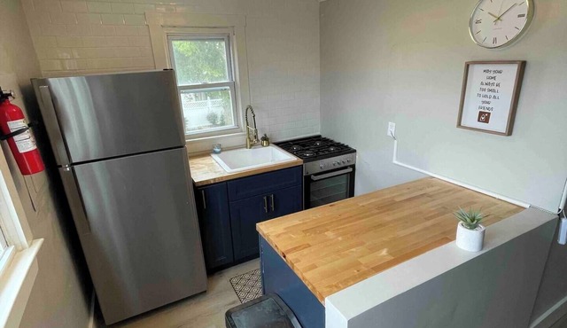 Charming 2-bedroom cottage and courtyard with WiFi, AC in Seaside Heights