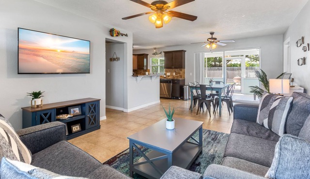 Charming 2 Bedroom Home with Pool & Grill! - 10 min from the beach!