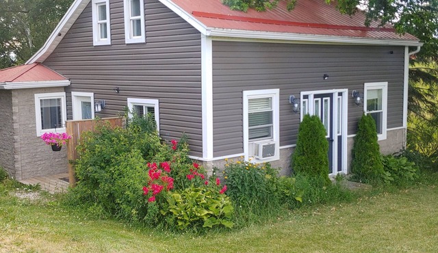 Charming 2-bedroom house with AC, WiFi in welcoming Goderich