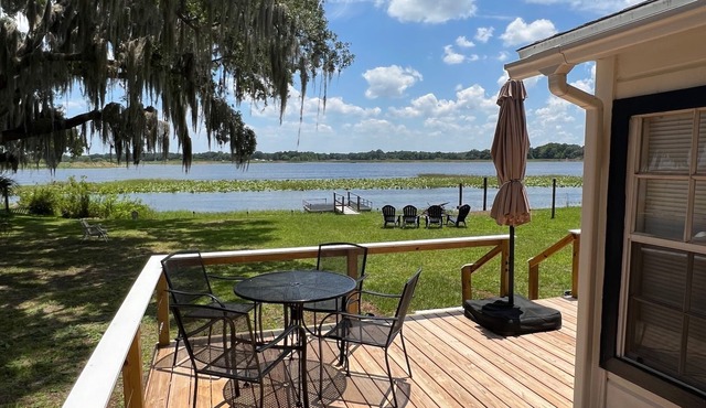 Charming 2-bedroom renovated Lake Cottage with Cozy Vibes and an Amazing View