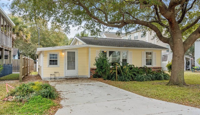 Charming 2-bedroom cottage, walking distance to the beach