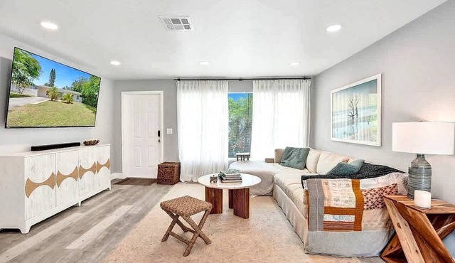 Charming 3BR Getaway 10 min to Beach