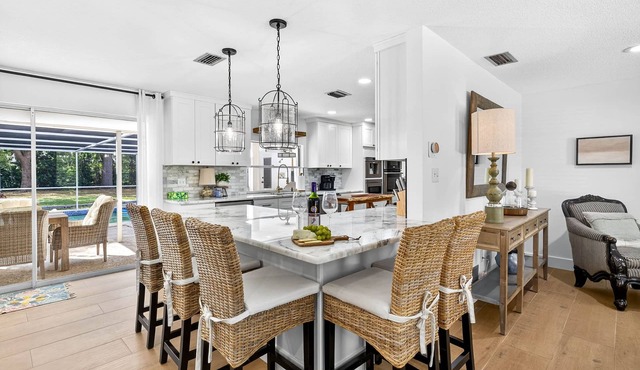 Charming 4-bedroom house with WiFi, Pool and AC in welcoming Clearwater