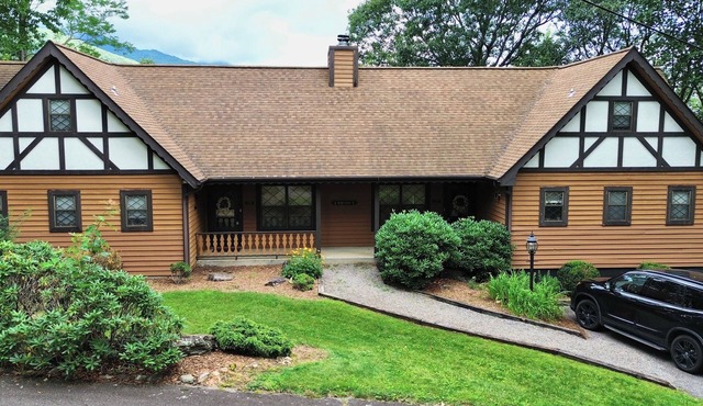 Charming Blue Ridge Cabin w/Mountain Views & Pool