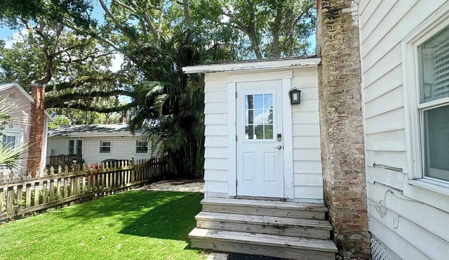 Charming Bungalow | Steps to Main Street | Dog Friendly