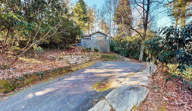 Charming cabin with private deck, fireplace, central AC, & private W/D
