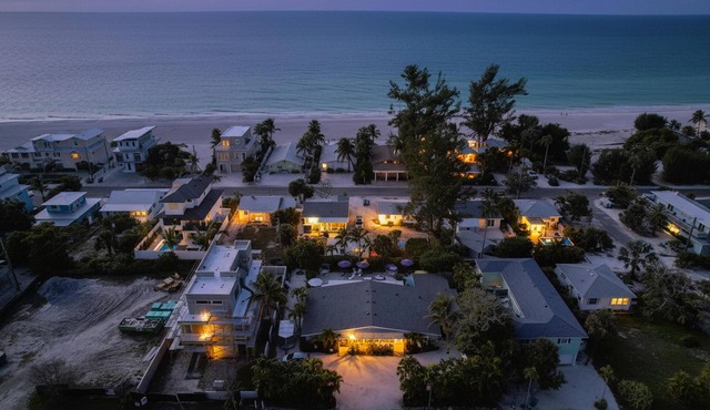 Charming Ground Level Resort Style 3 unit Condo - unit C