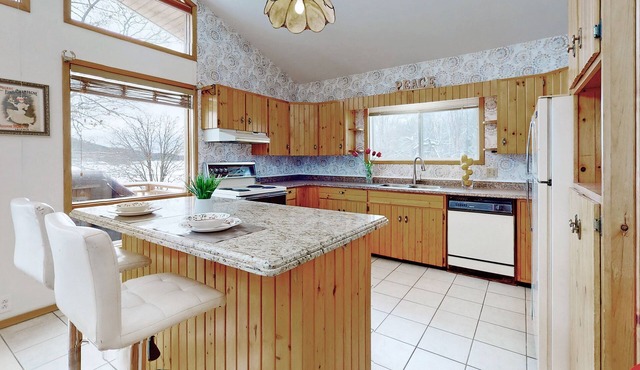 Charming lakefront cottage on Little Doe Lake in Muskoka area