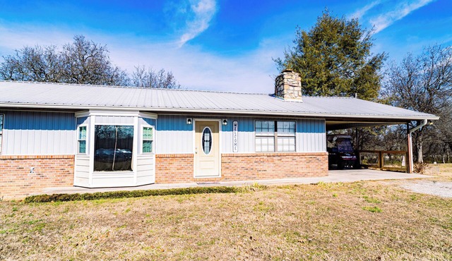 Charming & Rustic 4-bedroom Home with Hot Tub, Golf Cart, and large yard!