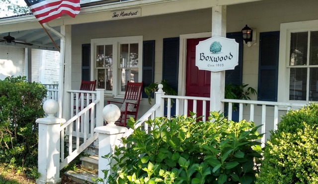 Charming & Walkable 1905 Farmhouse Stroll to Shops, Shore & Beach Fun