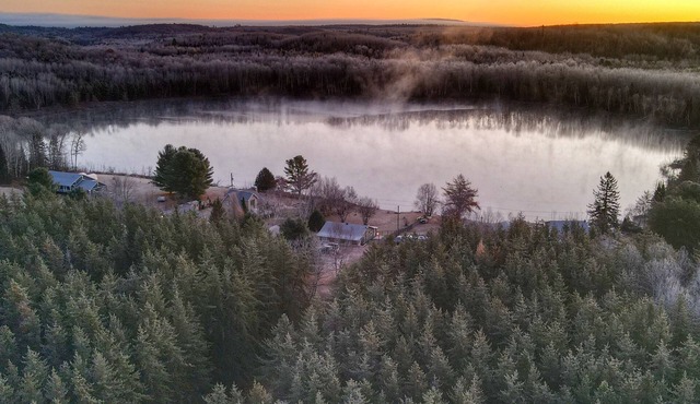Charming waterfront cottage - pets welcome!