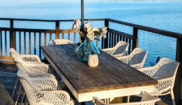 Charming waterfront cottage. Lake Couchiching Casino Rama/ski resorts.