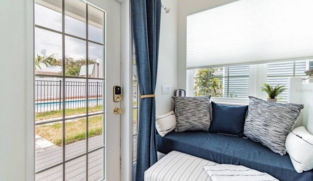 Cheerful 1 bedroom tiny house with pool "Sandy"
